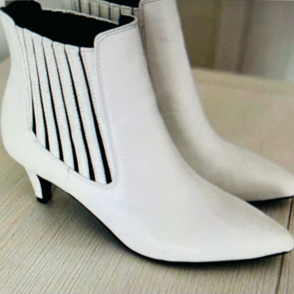 FESTIVAL BOOTIE S WHITE BLEEKER AND BOND WHITE LEATHER  KITTEN 🐈‍⬛ HEEL